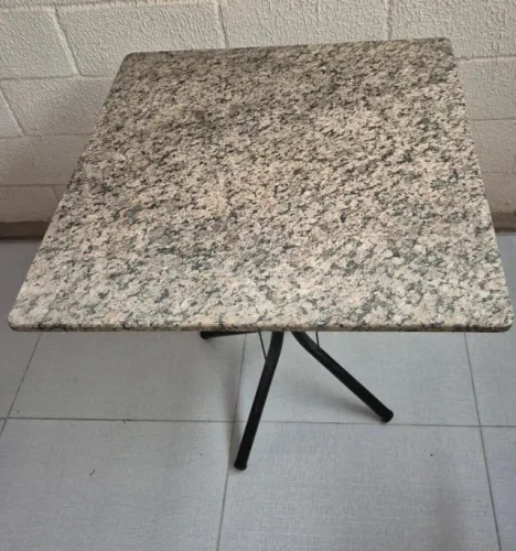 Conjunto Mesa Quadrada com Tampo em Granito e 4 Cadeiras