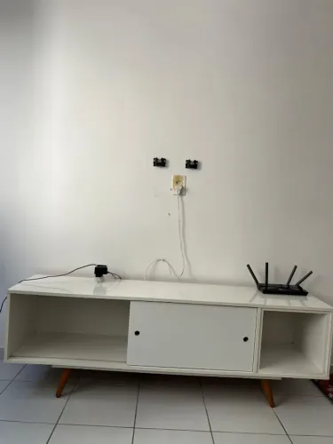 Vende-se rack branco mobly