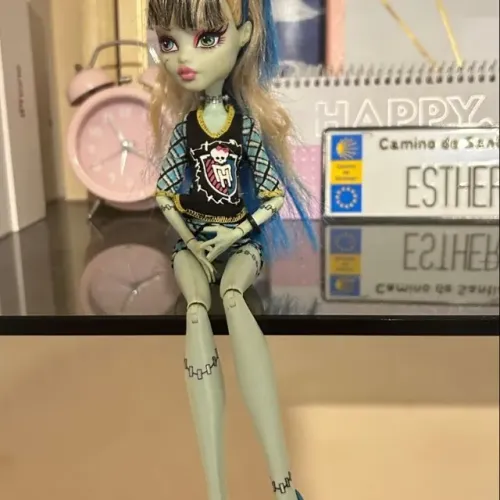 Frankie Ghoul Spirit Monster High - braço colado