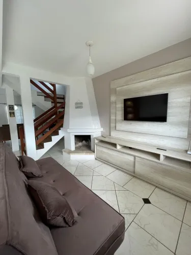 Casa mobiliada para alugar em Garopaba/SC no Centro com 3 quartos e churrasqueira