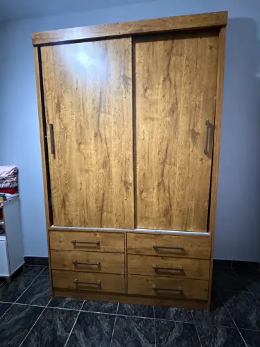 Guarda roupas de solteiro