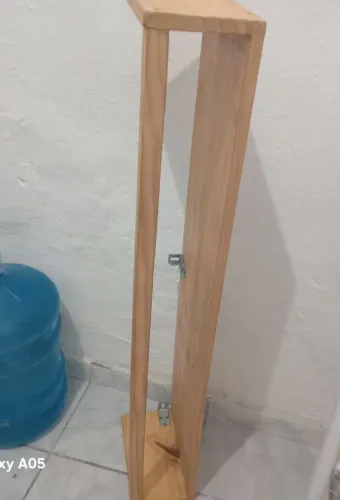 Suporte para cabide feito de madeira