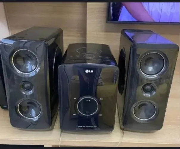 Micro System LG FA-164! Com 160W RMS de potência e um elegante acabamento em preto piano,