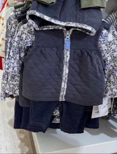 trio carters novo com etiqueta com colete, body e calça 9 meses menina