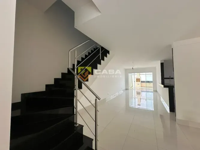 casa Oportunidade! Linda Casa Duplex de 4Q c/2 Suítes Excelente Acabamento na 2ª quadra
