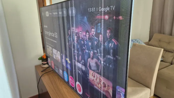 TV TCL 65C725 com defeito no painel