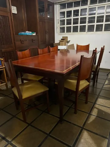 Conjunto de mesa com 8 cadeiras. Mesa com lindo detalhe nas bordas