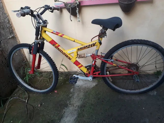 Sundown Brisk 21V, aro 26, com suspensão dianteira e traseira,