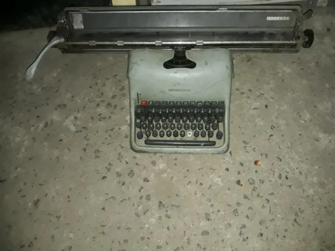 Máquina De datilografia Olivetti 80