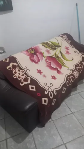 Sofa de 3 lugares e uma comoda com 4 gavetas