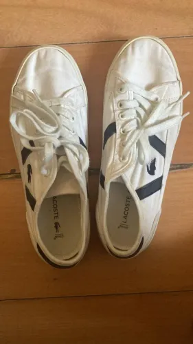 tênis Lacoste Sideline Canvas na cor branca. 