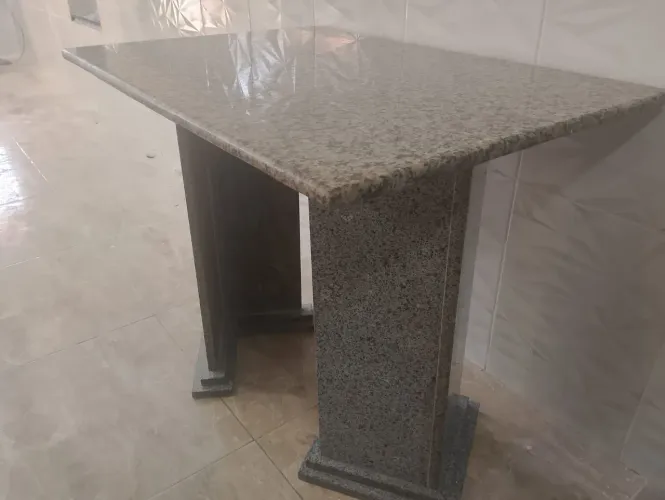 Mesa de Granito Resistente e Conservada - 100cm x 70cm