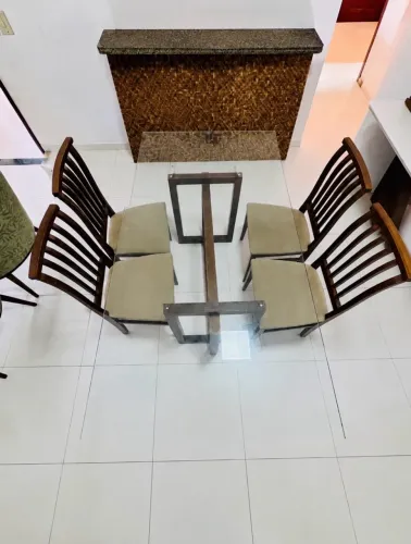 MESA DE JANTAR ELEGANTE COM TAMPO DE VIDRO E 4 CADEIRAS - 2,10m