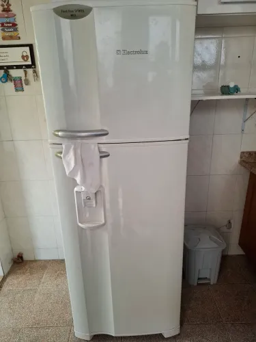 Geladeira Electrolux, Fogão Brastemp 4 bocas, armários de cozinha