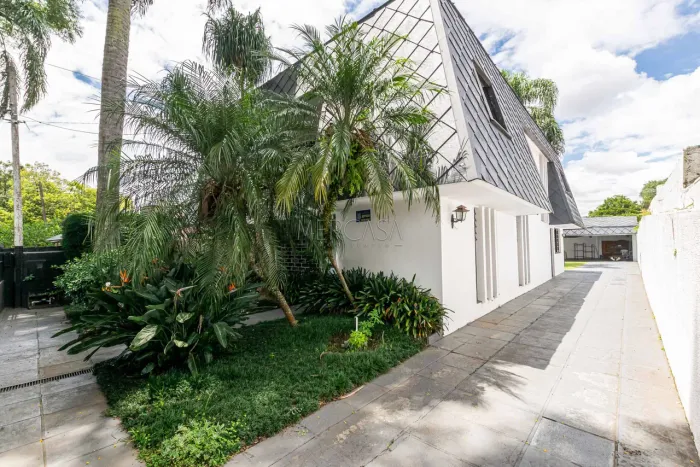 RESIDENCIA COM LINDA ARQUITETURA. 209,60 M2 + EDÍCULA COM 20 M2.444 M2 DE TERRENO ZR 3 (TE