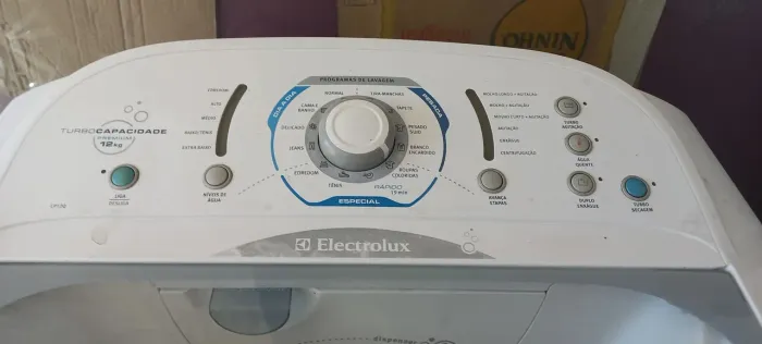 Máquina de Lavar Eletrolux 12 kilos com aquecimento de água. Perfeito estado, semi nova.