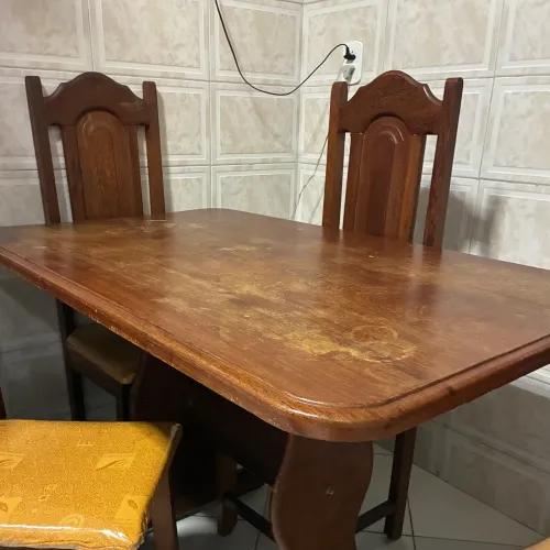 Mesa e quatro cadeiras madeira maciça