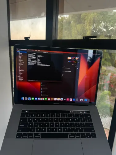 MacBook Pro 15.4 polegadas i7 | 16GB | SSD 512GB |Radeon Pro | 255 Ciclos
