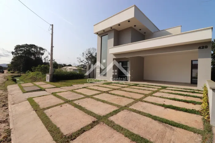 Casa em condomínio em Peruíbe com 3 quartos sendo 2 suítes REF: 8352