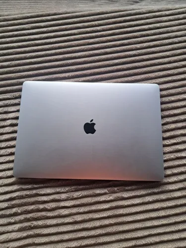 Macbook 32GB 512GB 16in i7