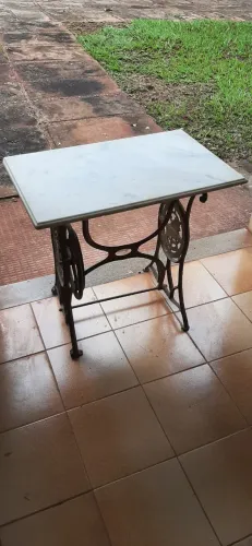 BASE  DE ANTIGA MAQ.COSTURA -TAMPO EM MARMORE BRANCA - 80x50x76 (h) cm