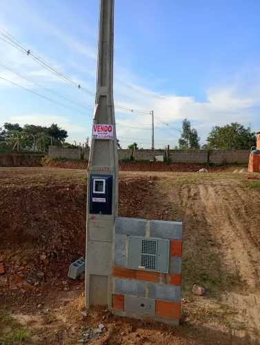 Vende-se excelente terreno em Alumínio com luz e água já instalado.