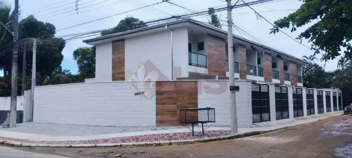 Sobrado com 2 suítes, 400 mts da praia do Massaguaçu
