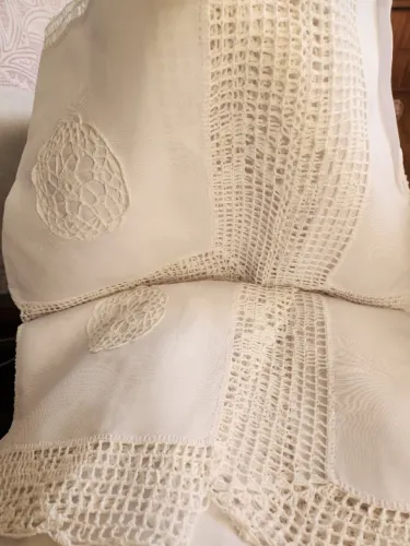 Colcha artesanal com detalhes em croché - 2,60mx2,20m