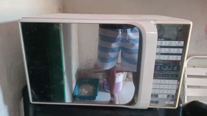 Vendo micro-ondas com defeito marca mídia