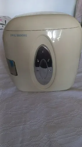Mini geladeira termoelétrica portátil de 5Lts da marca Ideal Shanghai