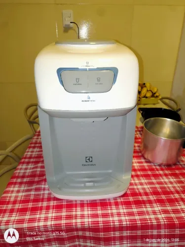Bebedouro Electrolux semi novo.