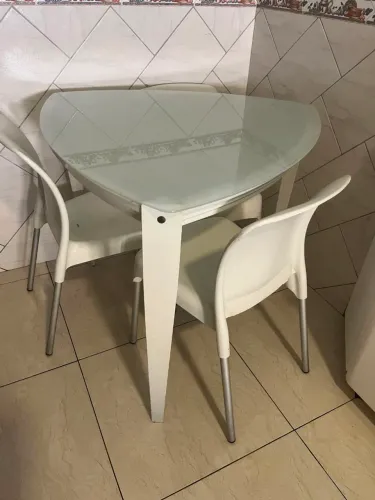 Mesa com 3 cadeiras