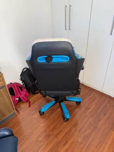Cadeira gamer Dx racer descascando