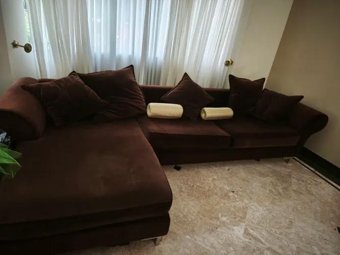Sofá com chaise grande marca Sierra 