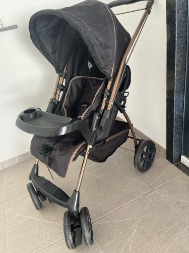 Vendo carrinho de bebê da marca Galzerano, nas cores preto e marrom com estrutura rosé.