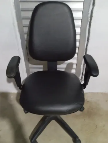 Cadeira modelo diretor 4 regulagens