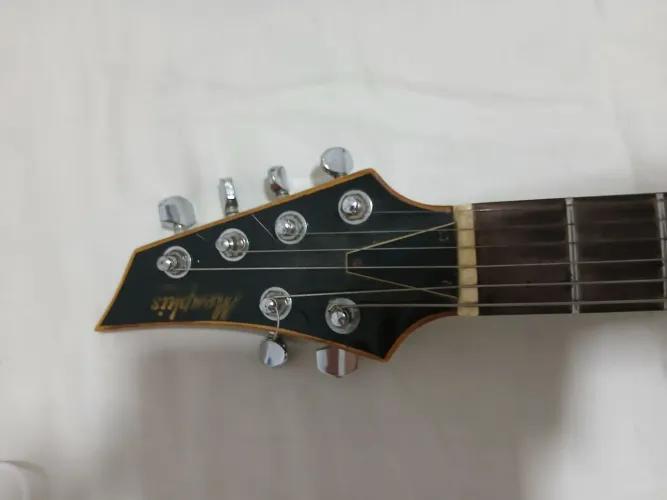 Guitarra Memphis 230 .com adaptação de chave de ganho . Guitarra top