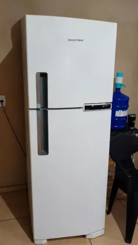 Vendo uma geladeira por 1500 ou troco por uma pequena e simples e uma volta de 750.