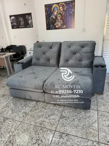 Sofá Retrátil Reclinável Cuiabá com Porta Copos D33 Molas Ensacadas