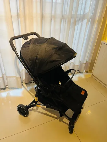 Carrinho de bebê de passeio lindo 