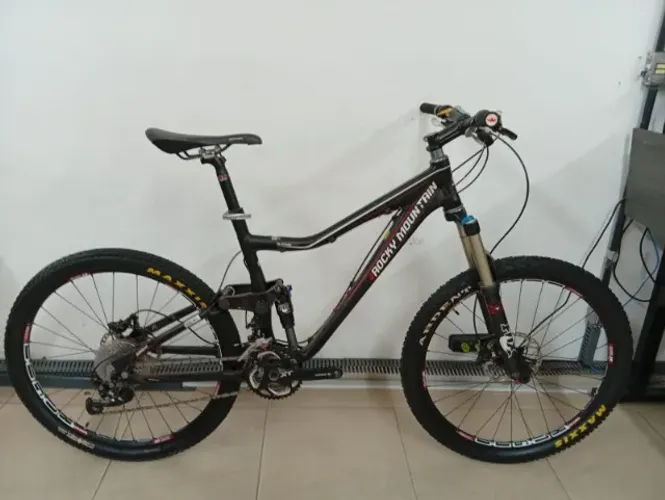 Bicicleta Colecionador Rocky mountain altitude 70 XT full suspension