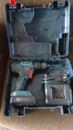 Vende se parafusadeira e furadeira elétrica