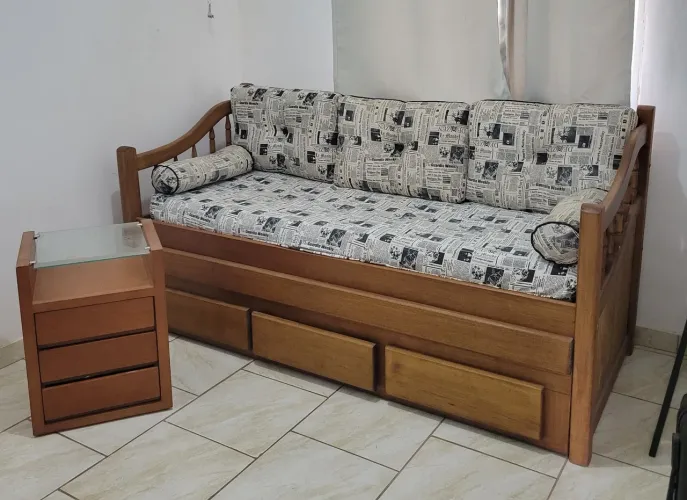 Bicama + Mesa Cabeceira: madeira nobre