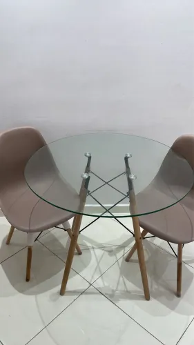 Mesa com duas cadeiras 