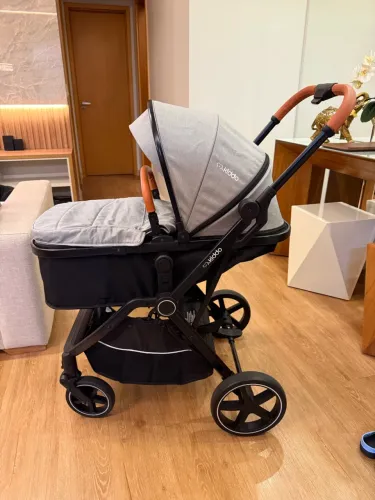 Carrinho de bebê com bebê conforto Kiddo
