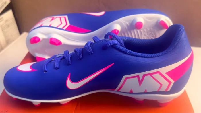Chuteira de campo Nike Mercurial Vapor 16 Club em azul e branco possui detalhes em rosa