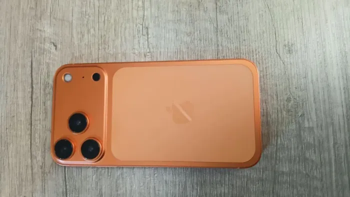 iPhone zerado de tela bateria nova carregador novo. Cor da laranja ? em alumínio