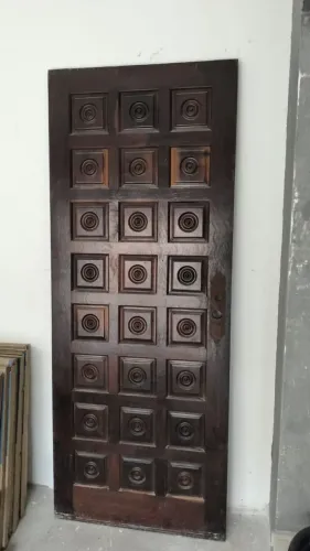 Vendo linda porta em Peroba Rosa