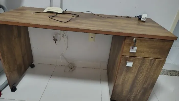 Mesa de escrivaninha com cadeira de rodinha em perfeito estado de conservação