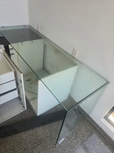 Balcao de vidro com base
